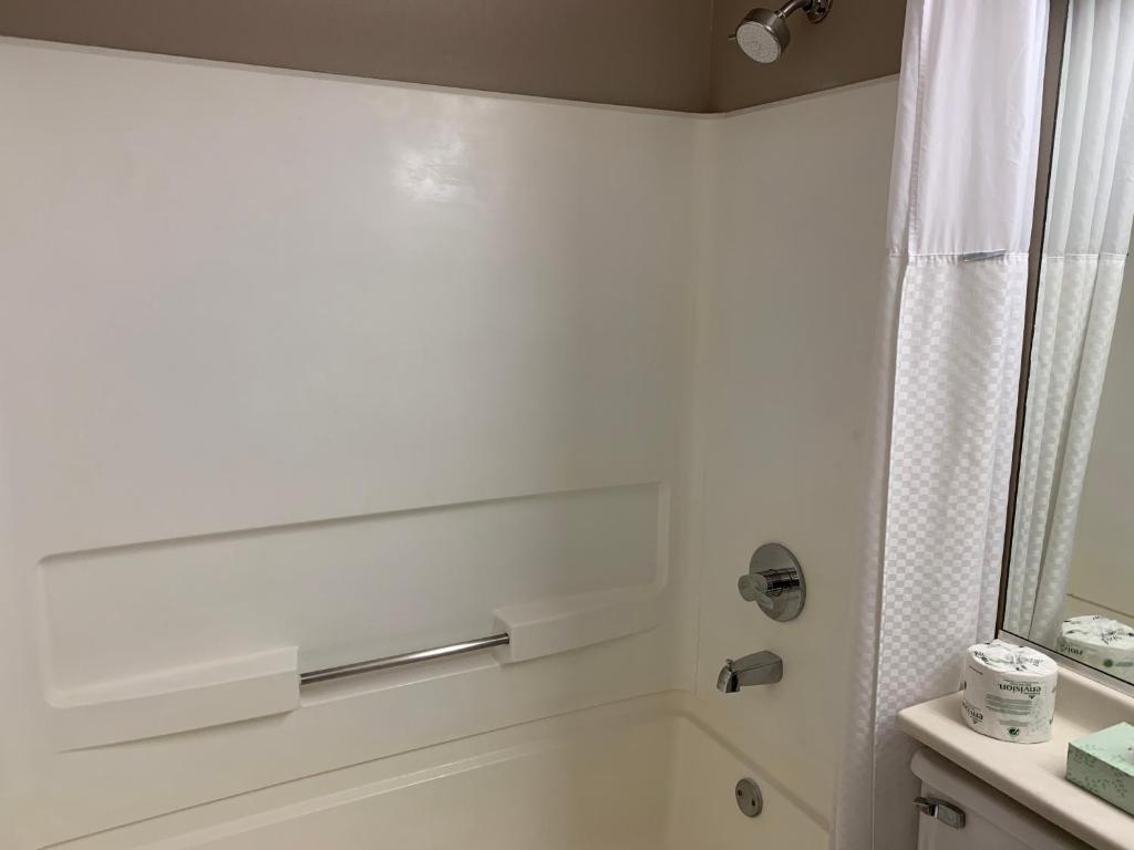 Super 8 by Wyndham Greeley - King Room - Non-Smoking