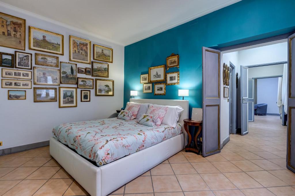 ローマにあるCasa Coronariのベッドルーム1室(ベッド1台付)が備わります。壁には絵画が飾られています。