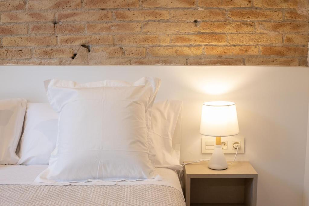 Postel nebo postele na pokoji v ubytování LucasLand Apartments Barcelona