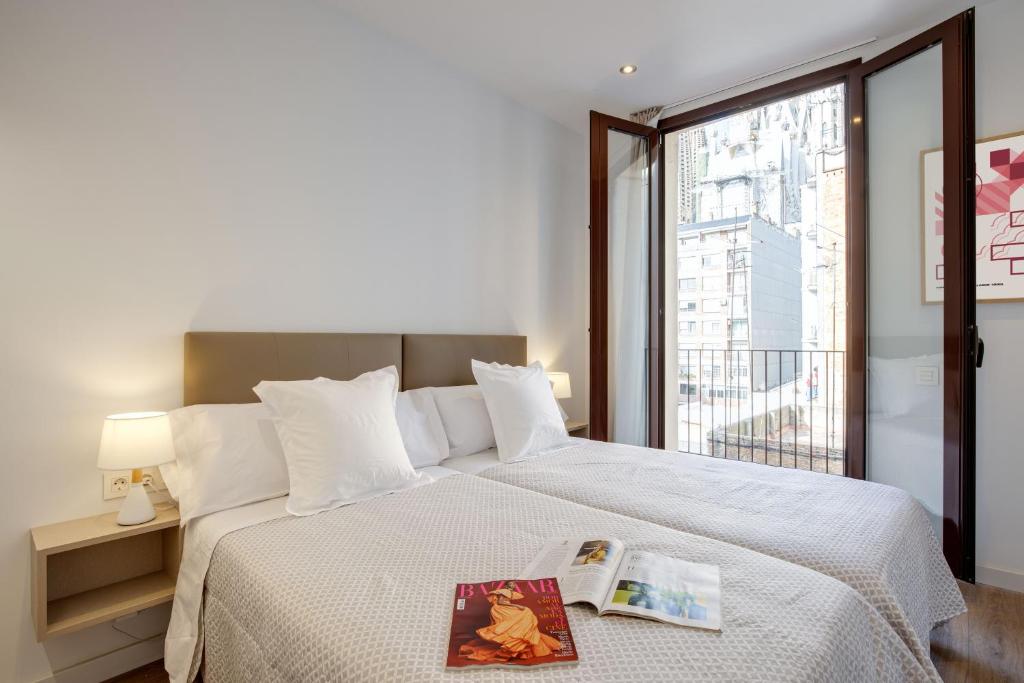 Postel nebo postele na pokoji v ubytování LucasLand Apartments Barcelona