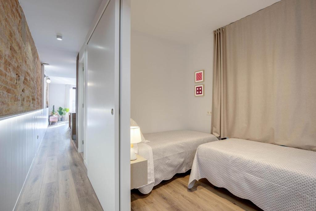 Postel nebo postele na pokoji v ubytování LucasLand Apartments Barcelona