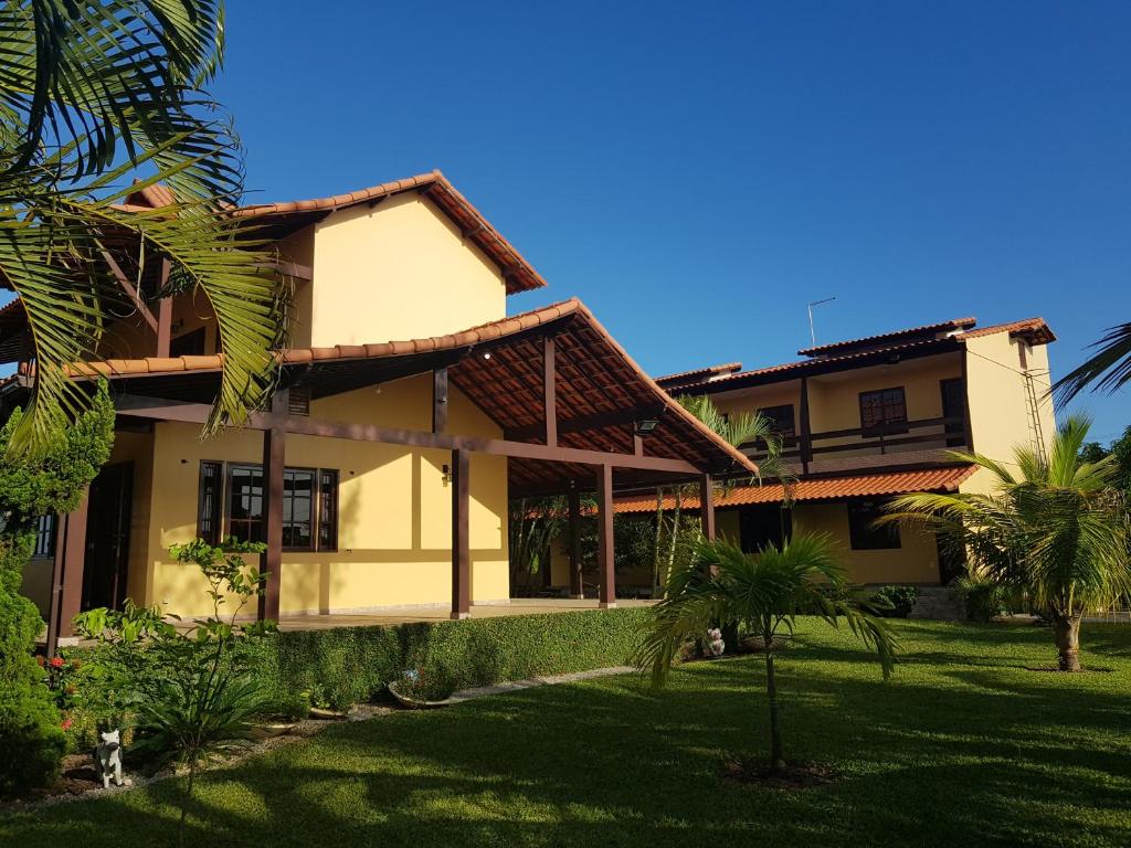 vistas a la casa desde el jardín en Pousada Refúgio Ninho Verde Jacone Saquarema, en Saquarema