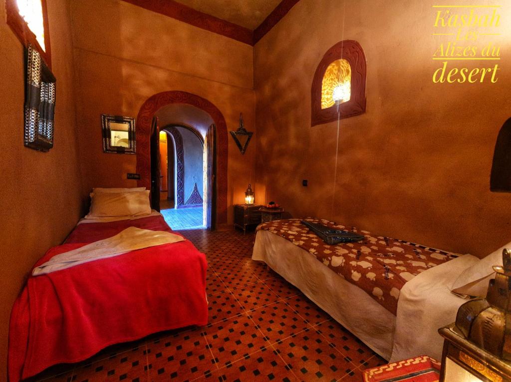 Säng eller sängar i ett rum på Kasbah Les Alizes Du Desert