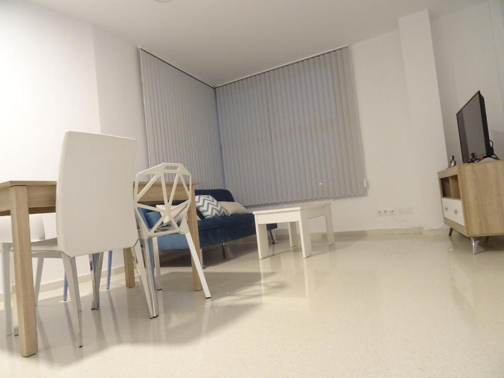 a living room with a table and a chair at Apartamento Plaza San benito 4 in Calatayud