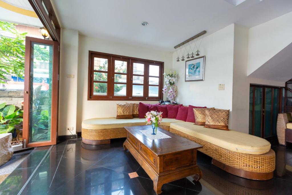Posezení v ubytování Chomsin Hua Hin ชมสินธุ์ หัวหิน