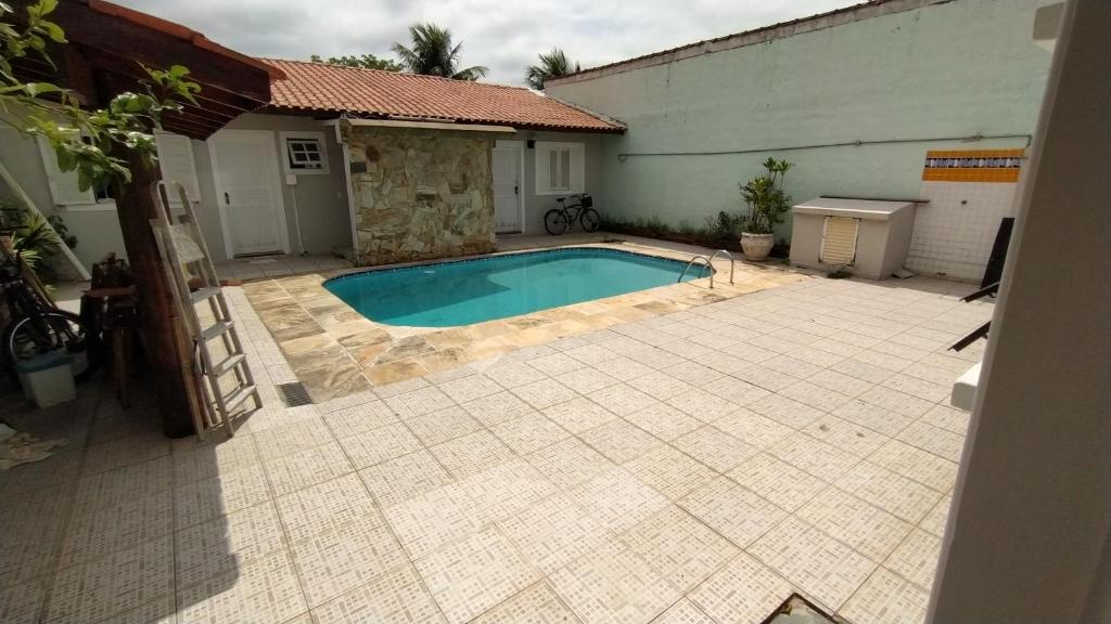 uma piscina no quintal de uma casa em Bertioga litoral em Bertioga