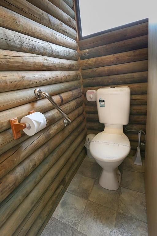 Kamar mandi di Lazy Acre Log Cabins