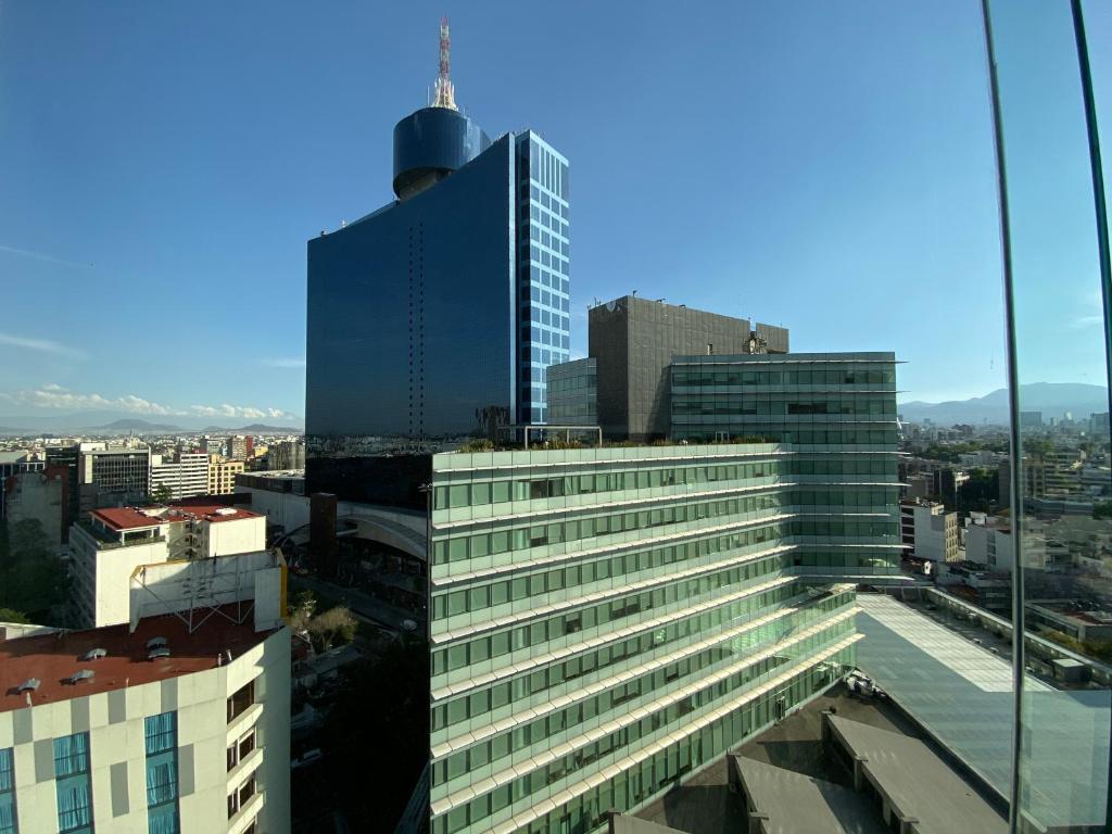 Blick auf ein hohes Gebäude in einer Stadt in der Unterkunft Apartamento de 2 habitaciones junto al WTC in Mexiko-Stadt