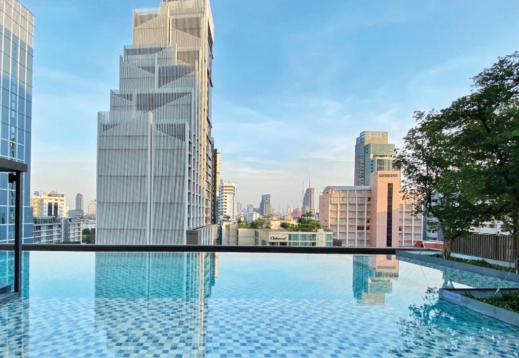 Bazén v ubytování Oakwood Suites Bangkok nebo v jeho okolí