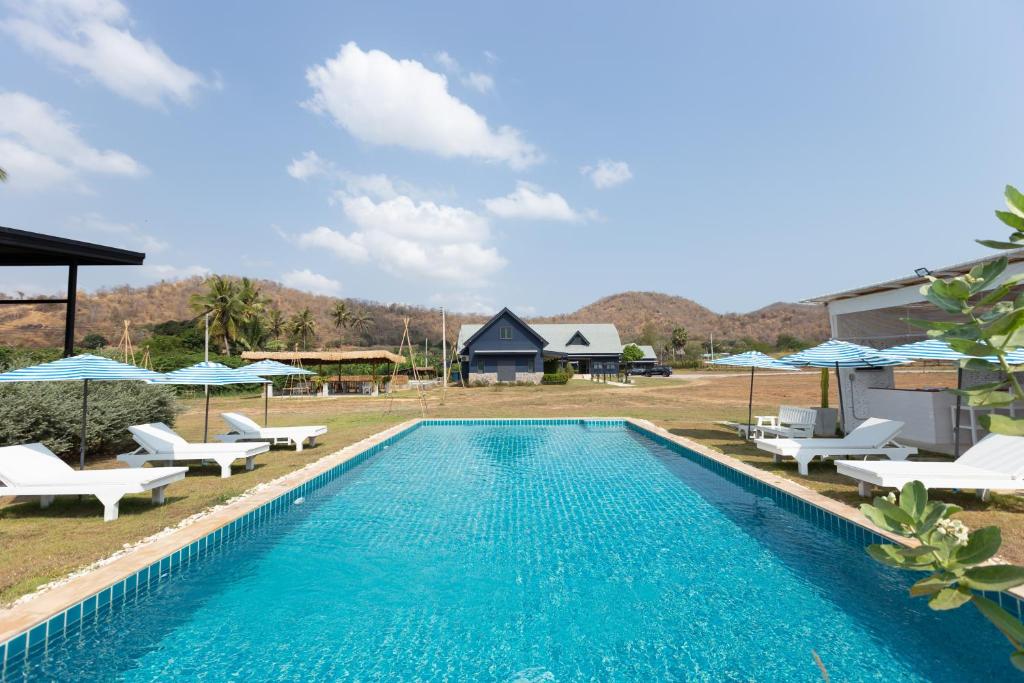 Bazén v ubytování The Barn Hua Hin nebo v jeho okolí