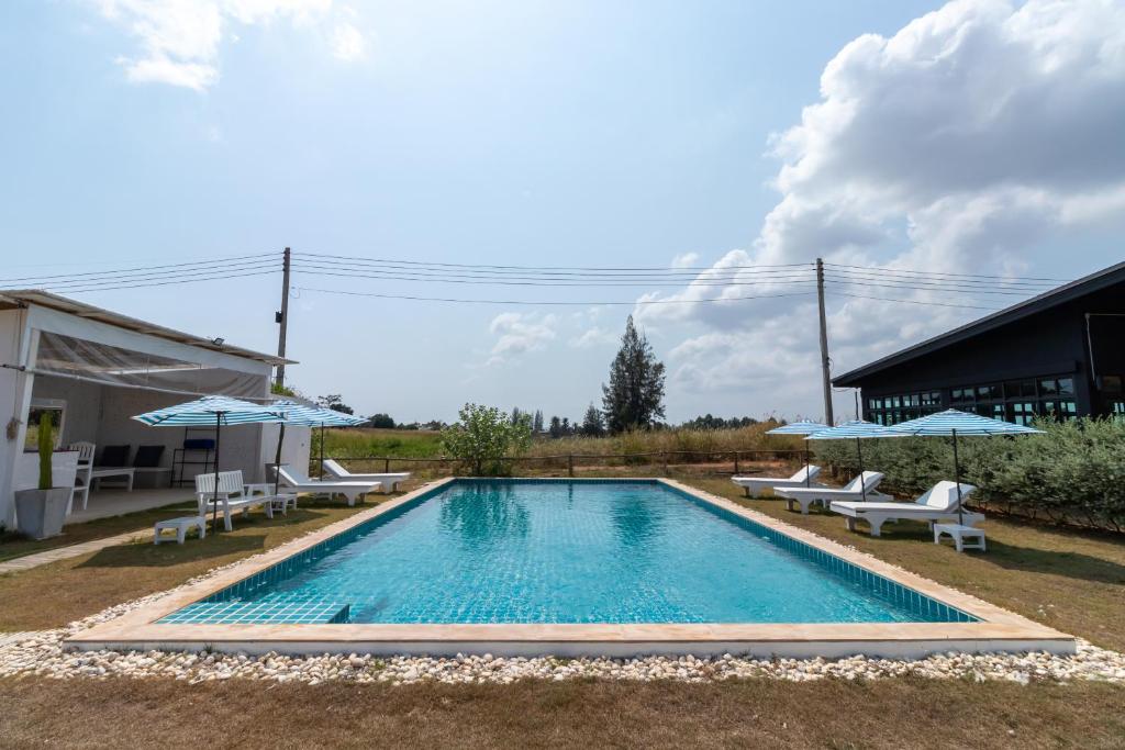 Bazén v ubytování The Barn Hua Hin nebo v jeho okolí