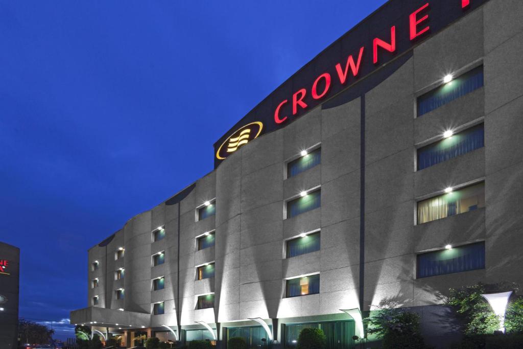 un hôtel avec un panneau sur son côté dans l'établissement Crowne Plaza Toluca - Lancaster, an IHG Hotel, à Toluca