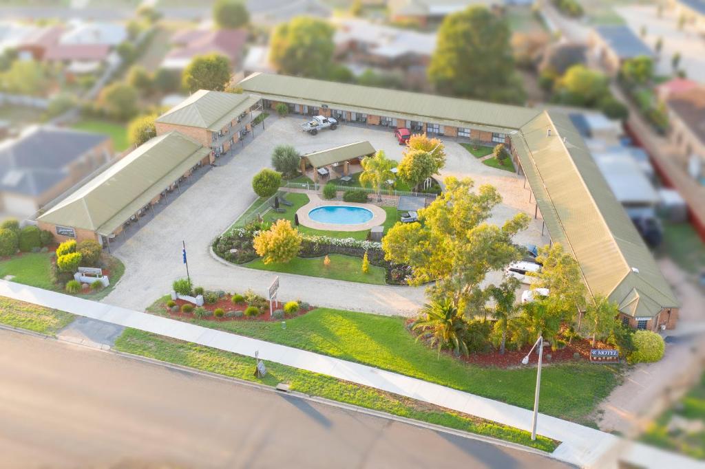 ein Modell eines Gebäudes mit einem Hof und einem Pool in der Unterkunft Statesman Motor Inn in Corowa
