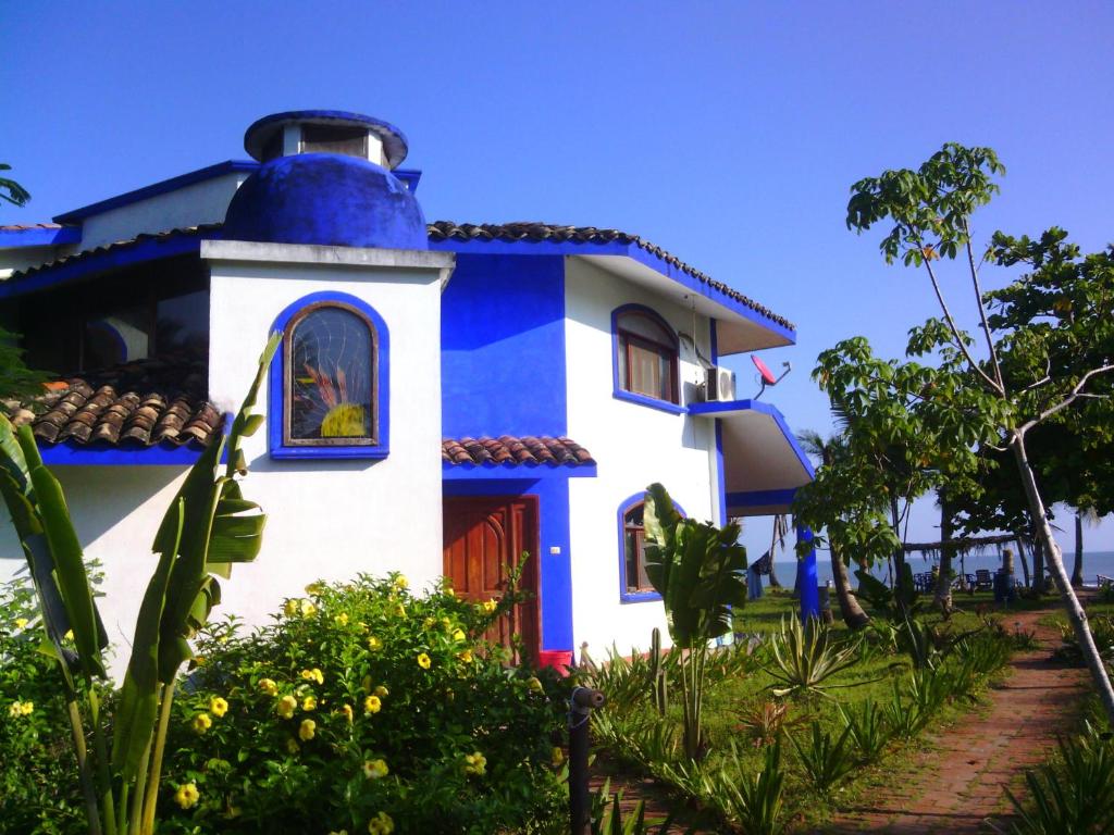 une maison avec une tourelle bleue et blanche dans l'établissement Eco Coco Loco by Rotamundos, à Casitas