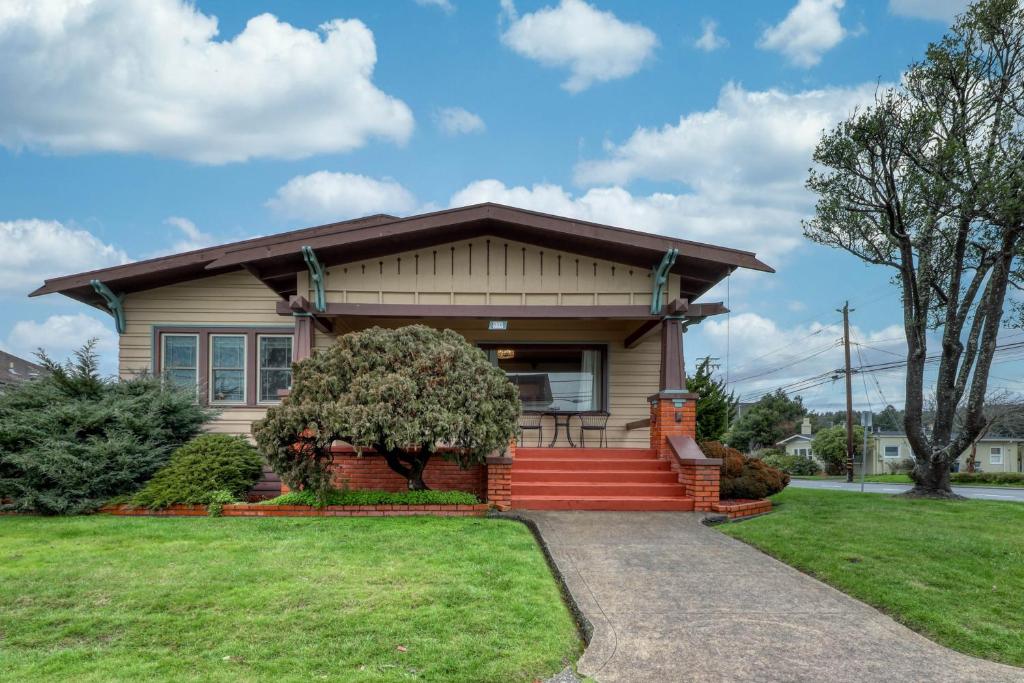 una pequeña casa con un camino que conduce a ella en Classy Craftsman en Arcata