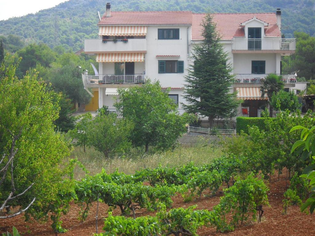 una casa en la cima de una colina con árboles en Countryside Family Retreat, en Šibenik