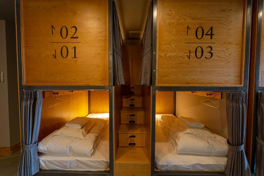 Postel nebo postele na pokoji v ubytování Wise Owl Hostels Kyoto