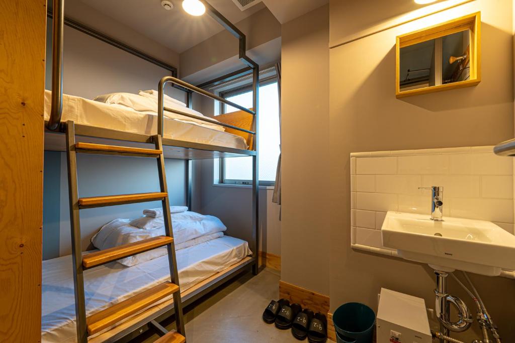 Postel nebo postele na pokoji v ubytování Wise Owl Hostels Kyoto