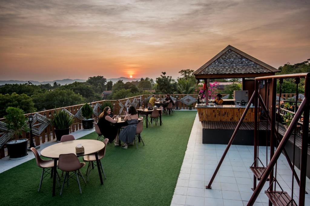 Východ nebo západ slunce při pohledu z hotelu nebo okolí