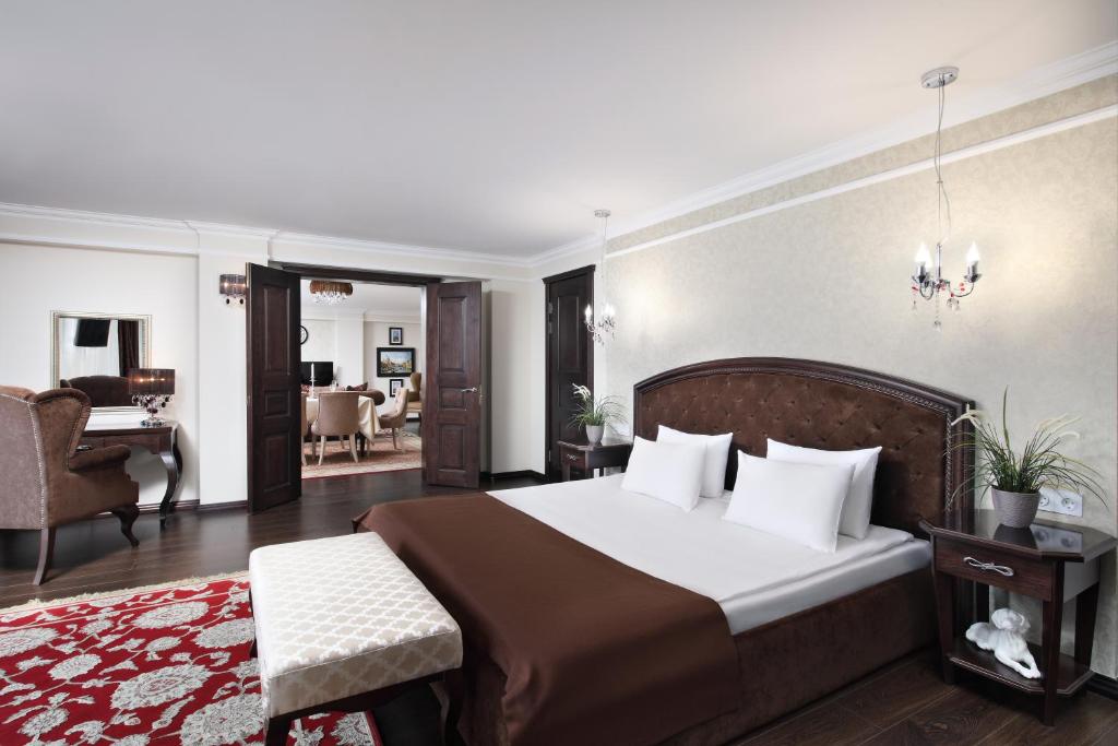 Säng eller sängar i ett rum på Continent Hotel