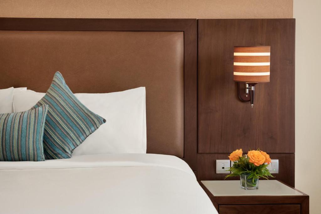 Postel nebo postele na pokoji v ubytování Ramada by Wyndham Dubai Deira