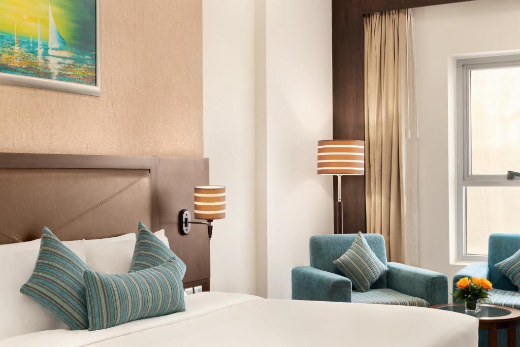Postel nebo postele na pokoji v ubytování Ramada by Wyndham Dubai Deira