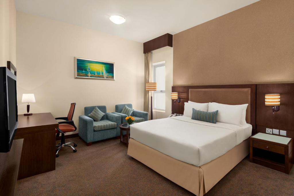 Postel nebo postele na pokoji v ubytování Ramada by Wyndham Dubai Deira