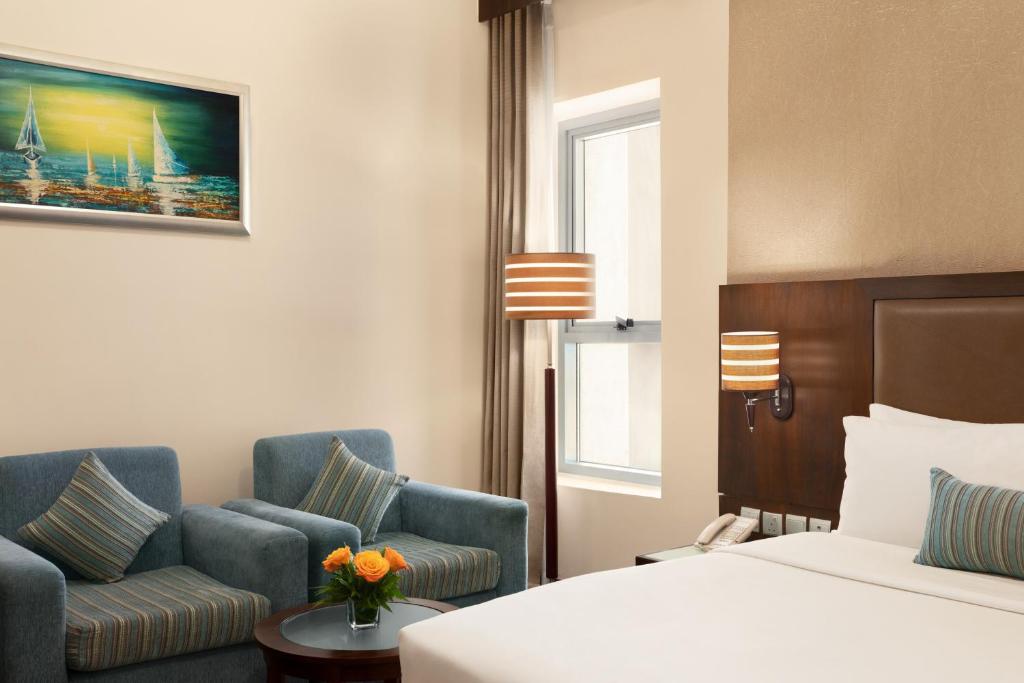 Postel nebo postele na pokoji v ubytování Ramada by Wyndham Dubai Deira
