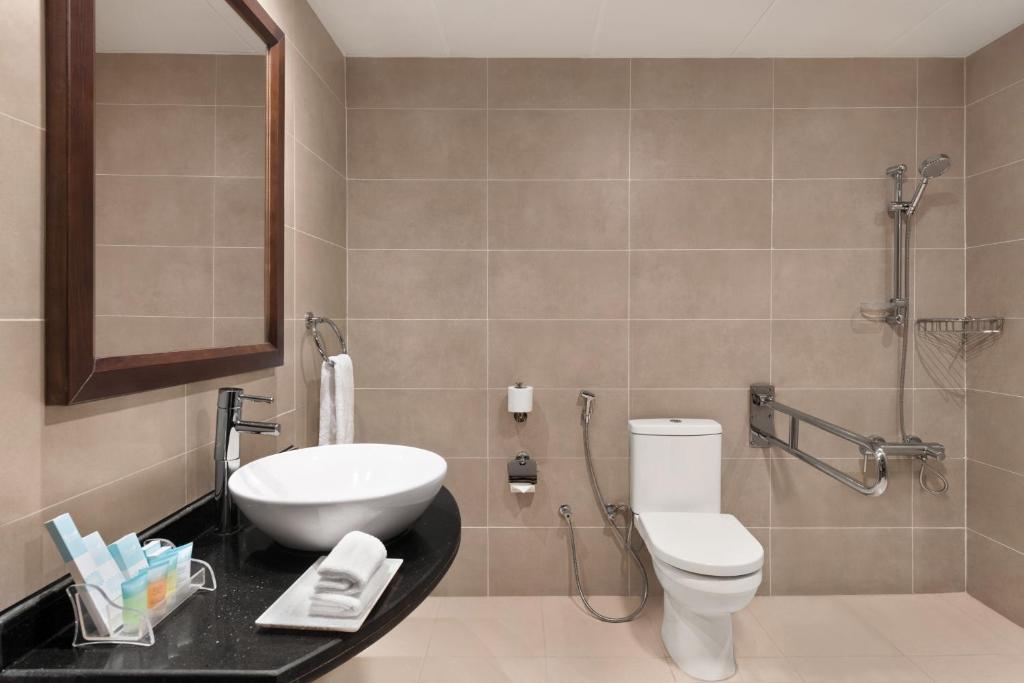 Koupelna v ubytování Ramada by Wyndham Dubai Deira