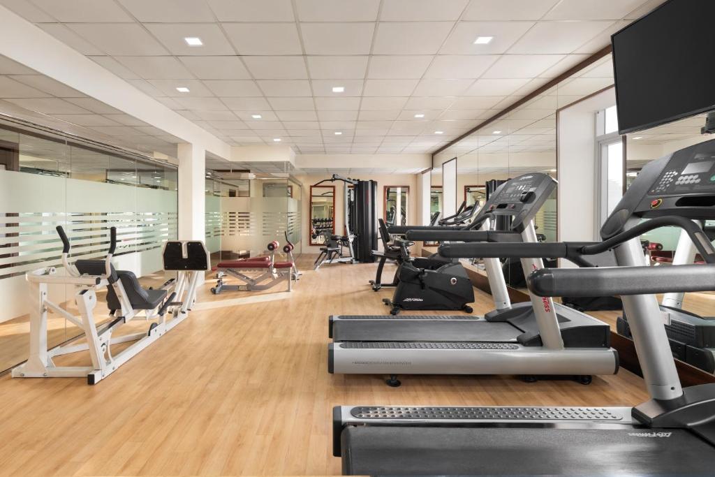 Fitness centrum a/nebo fitness zařízení v ubytování Ramada by Wyndham Dubai Deira