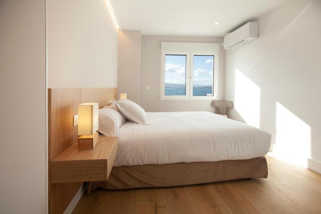 Posteľ alebo postele v izbe v ubytovaní Apartamentos Reina Victoria
