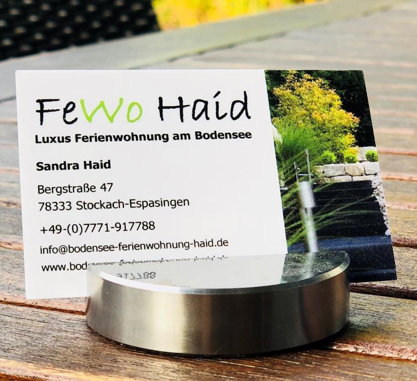 un cartello per un giardino di erbe aromatiche nel cortile con una fontana di Ferienwohnung Haid Bodensee, Umgebung Bodman-Ludwigshafen, Radolfzell, Überlingen, Luxus FeWo Haid a Stockach