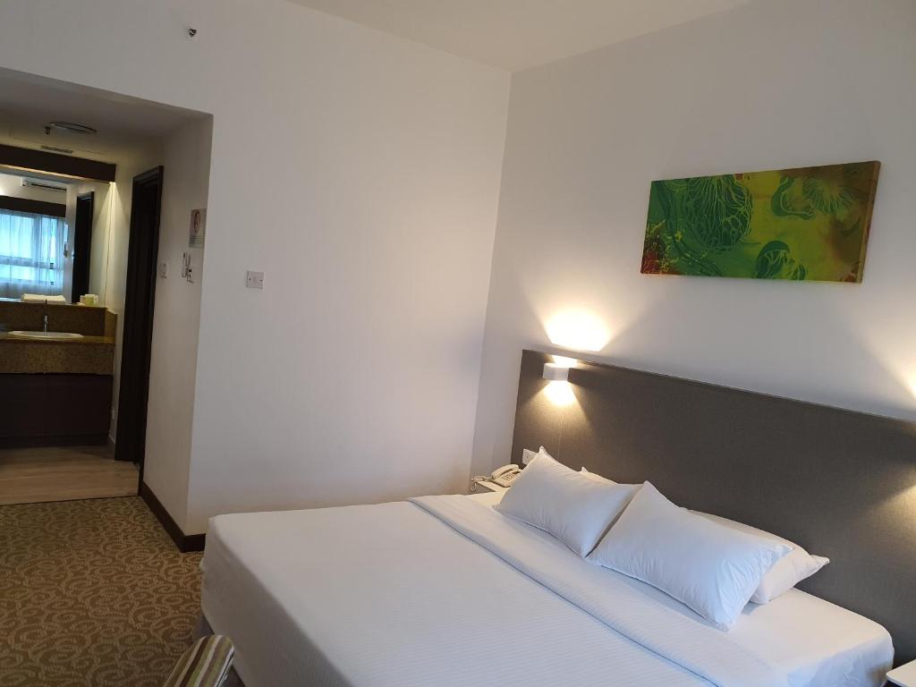 Postel nebo postele na pokoji v ubytování Crown Regency Serviced Suites
