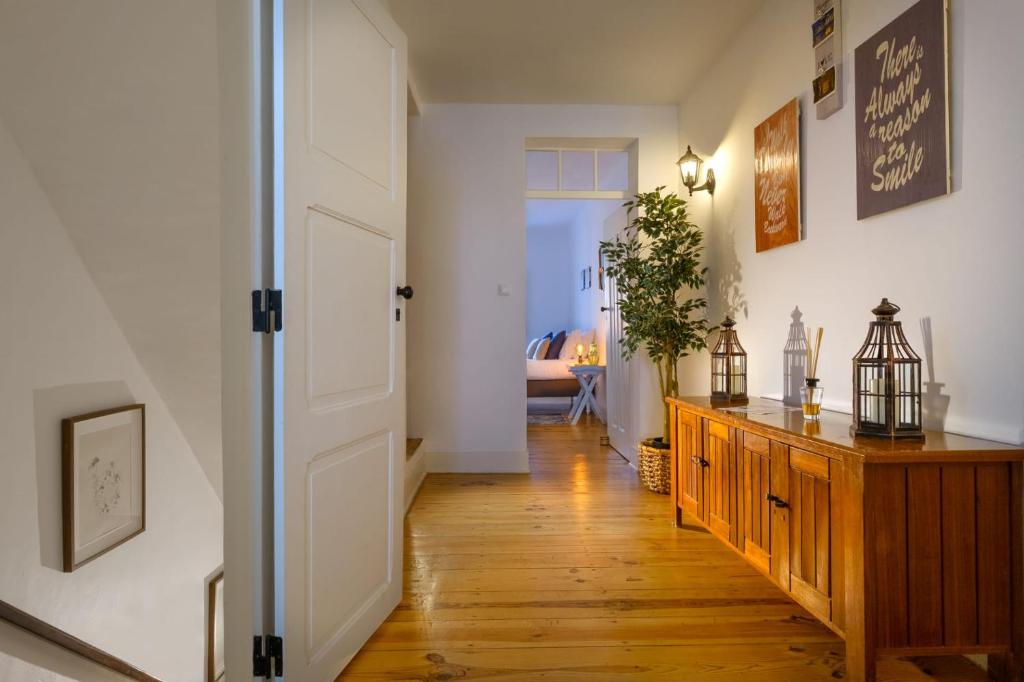 un pasillo con una puerta que da a una sala de estar en Almoura Giraldo Centro Histórico, en Évora