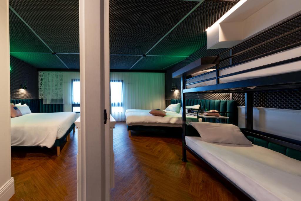 Postel nebo postele na pokoji v ubytování The ReMIX Hotel
