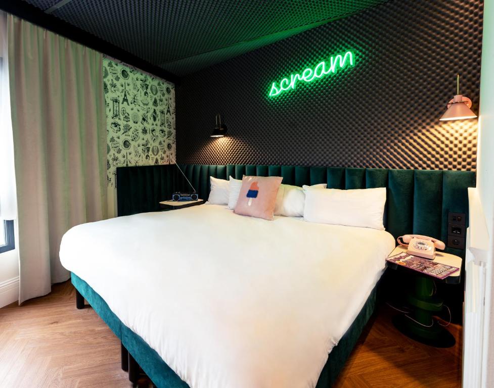 Postel nebo postele na pokoji v ubytování The ReMIX Hotel