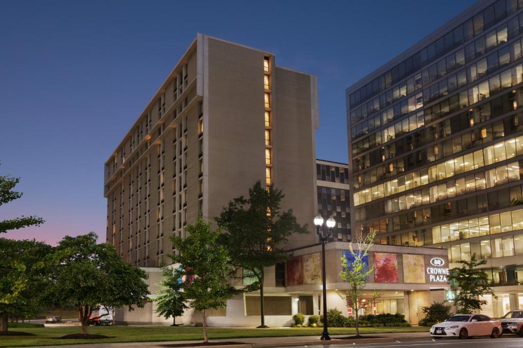 ein hohes Gebäude mit einem davor geparkt in der Unterkunft Crowne Plaza Crystal City-Washington, D.C., an IHG Hotel in Arlington