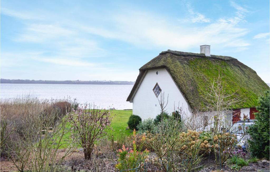 Ce cottage ancien dispose d'un toit de chaume et d'un jardin. dans l'établissement Stalden, à Mariager