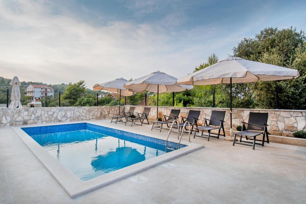 Luxury apartments Alkar with swimming pool