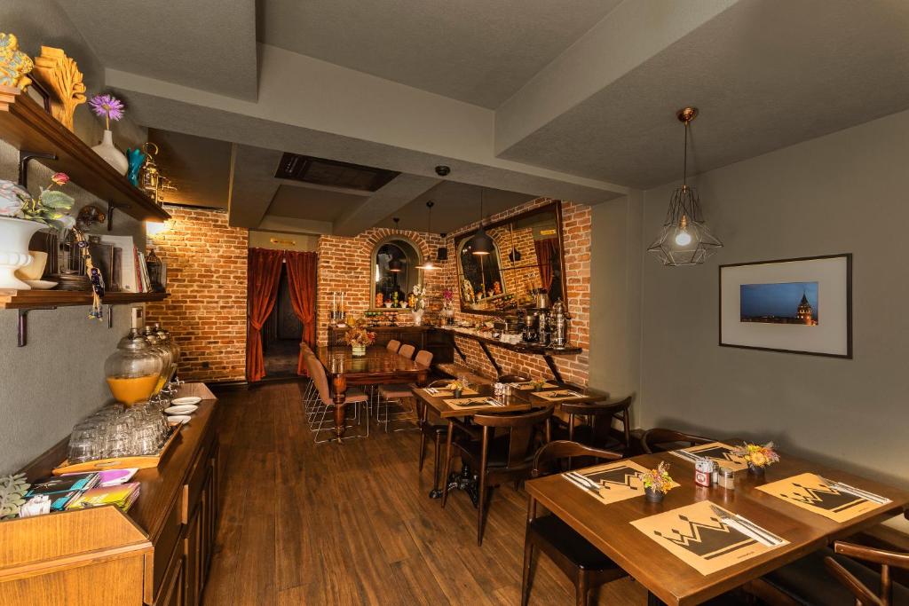A restaurant or other place to eat at Meroddi Galata Mansion