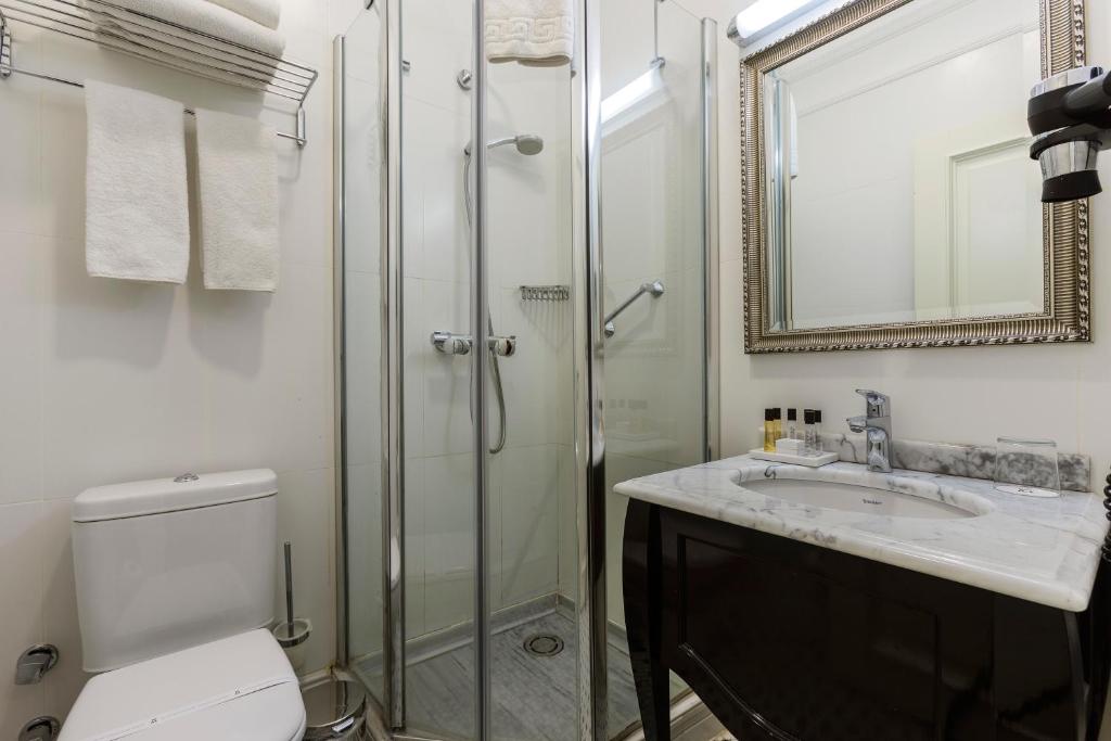 A bathroom at Meroddi Galata Mansion