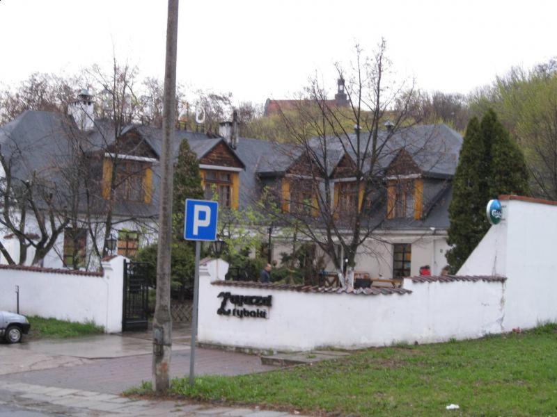 niebieski znak parkingowy przed domem w obiekcie Zajazd Rybaki w mieście Płock