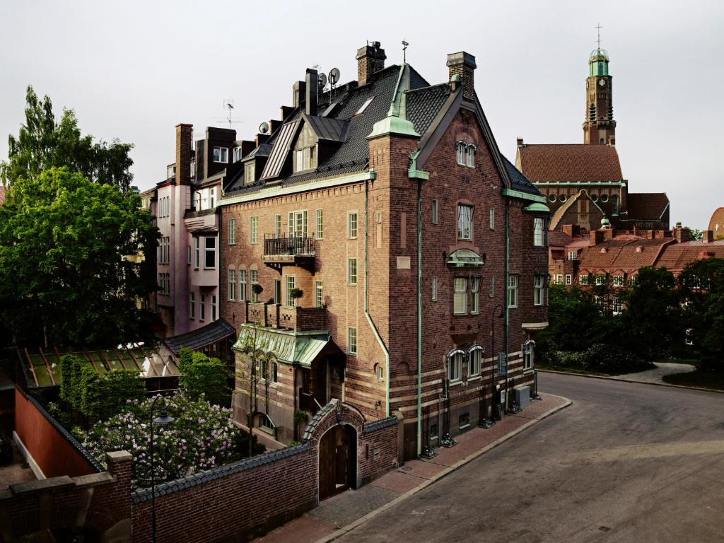 un grand bâtiment en briques sur le côté d'une rue dans l'établissement Ett Hem, à Stockholm