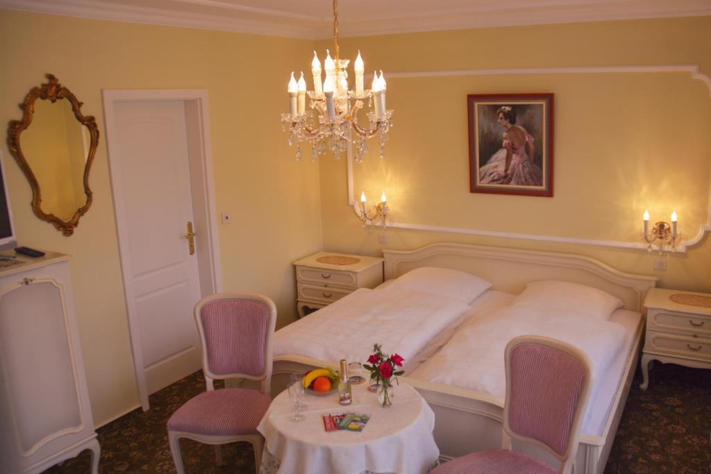 Postel nebo postele na pokoji v ubytování Hotel Garni Regina