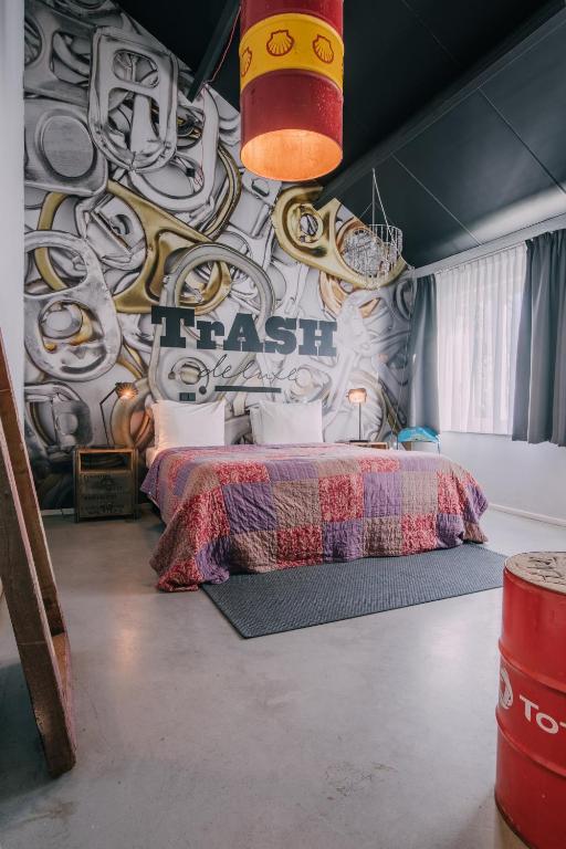 Postel nebo postele na pokoji v ubytování Hotel Trash Deluxe
