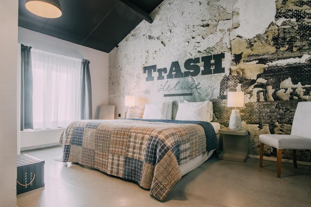 Postel nebo postele na pokoji v ubytování Hotel Trash Deluxe
