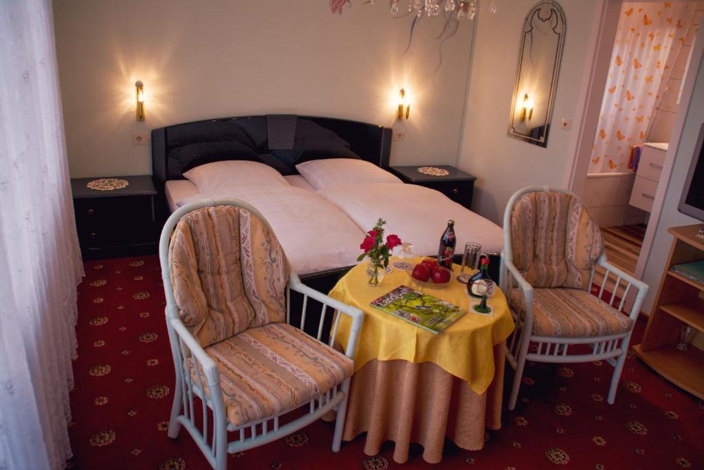 Postel nebo postele na pokoji v ubytování Hotel Garni Regina