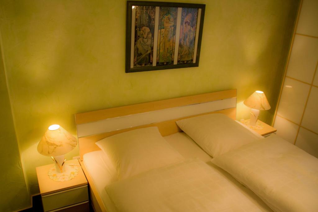 Postel nebo postele na pokoji v ubytování Hotel Garni Regina
