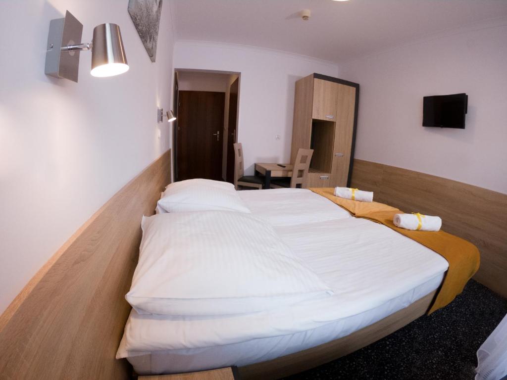 Postel nebo postele na pokoji v ubytování Dom Wczasowy Jawor