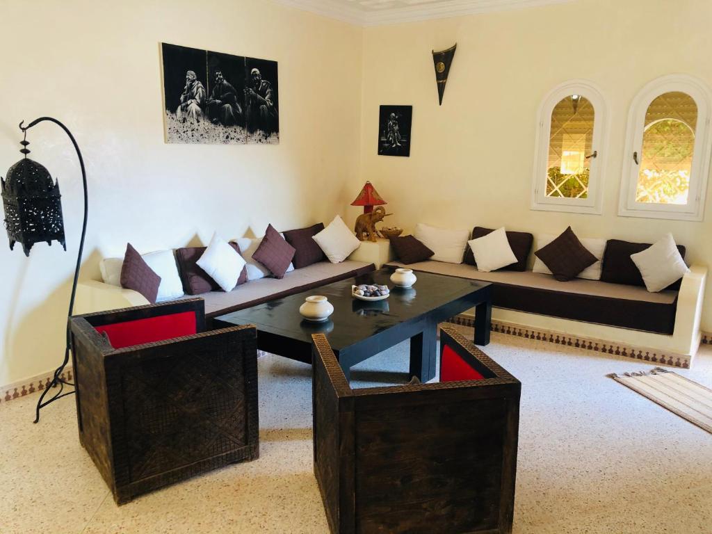 un soggiorno con un divano e un tavolo di Villa Kenzi a Mirleft